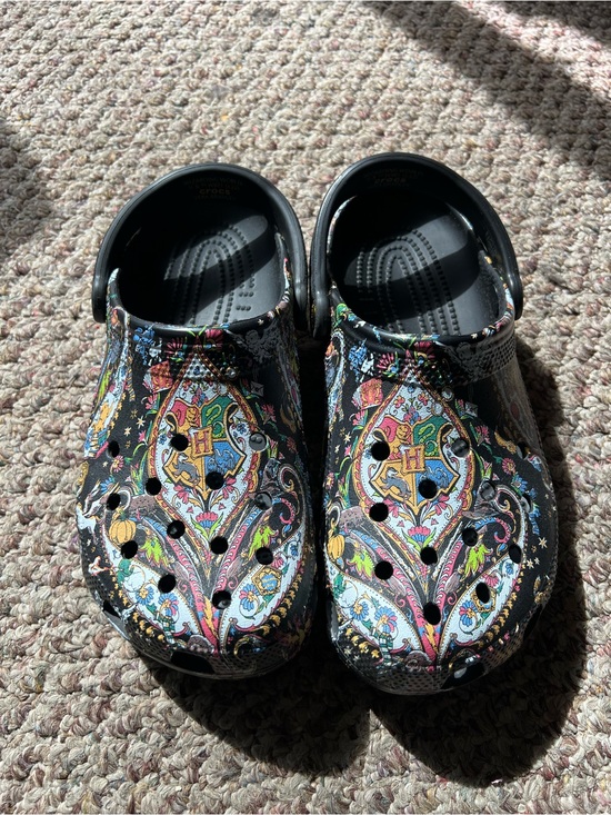 CROCS Shoes - CROCS Harry Potter Hogwarts Crest Men’s 8 Women’s 10 EUC